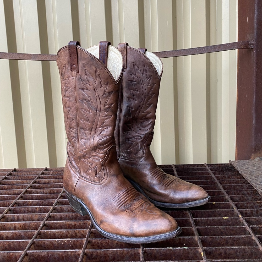 Vintage pre-loved brown leather cowboy boots. Made in Canada.